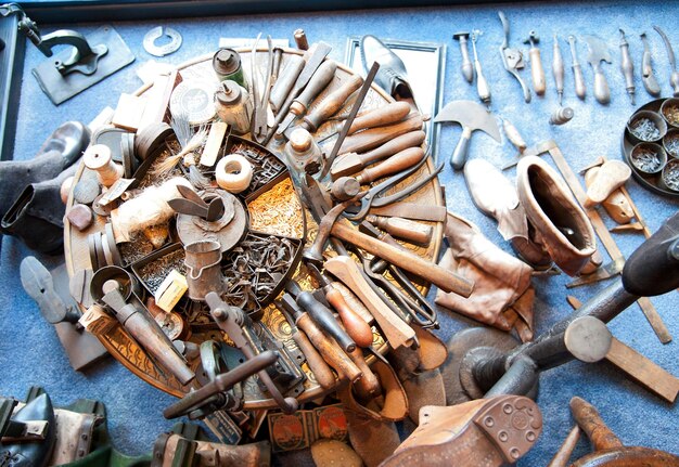 Photo d'anciens outils de cordonnier décorant une boutique de cordonniers