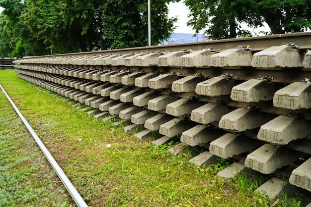 Anciens rails et traverses Les rails et traverses sont empilés les uns sur les autres Rénovation de la voie ferrée