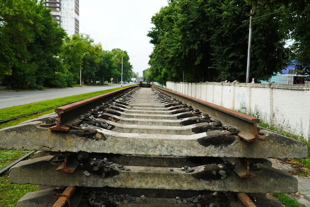 Anciens rails et traverses Les rails et traverses sont empilés les uns sur les autres Rénovation de la voie ferrée