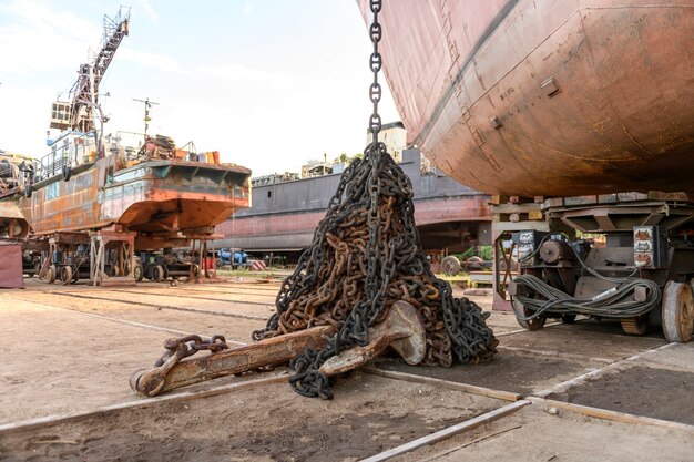 Ancre Avec Chaîne à Terre Sur Chantier De Réparation Navale