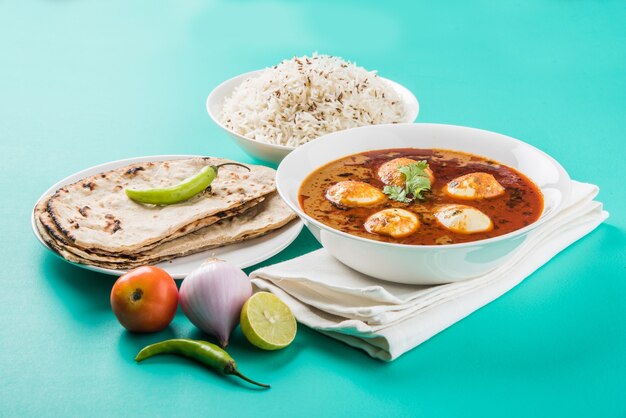 Anda Curry Ou Egg Masala Sauce, Cuisine Indienne épicée Ou Recette, Servie Avec Du Riz Jeera, Roti Ou Naan, Mise Au Point Sélective. Sur Un Dessus De Table Coloré Ou En Bois