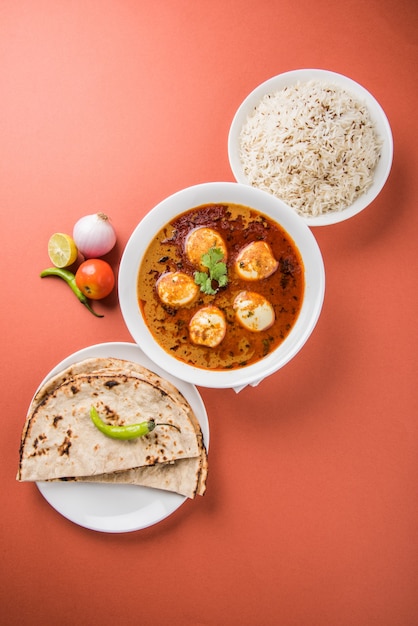 Anda Curry ou Egg masala sauce, cuisine indienne épicée ou recette, servie avec du riz Jeera, roti ou naan, mise au point sélective. Sur un dessus de table coloré ou en bois