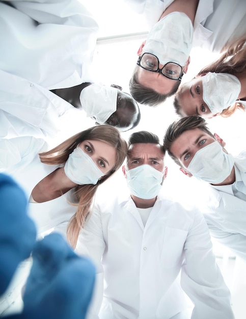 Photo anesthésistes et chirurgiens travaillant en salle d'opération