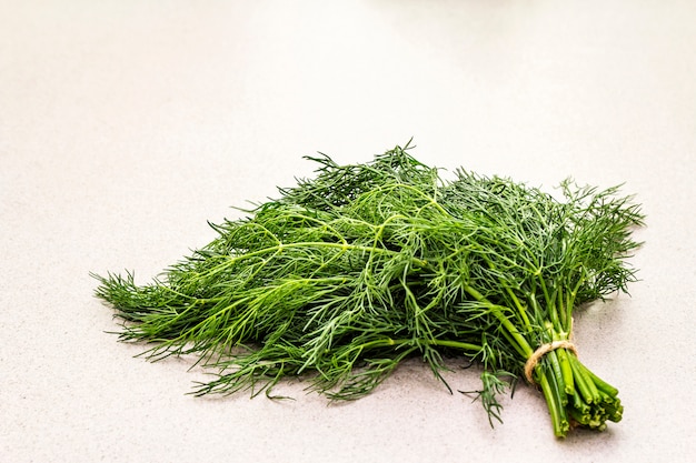 Aneth aux herbes biologiques frais