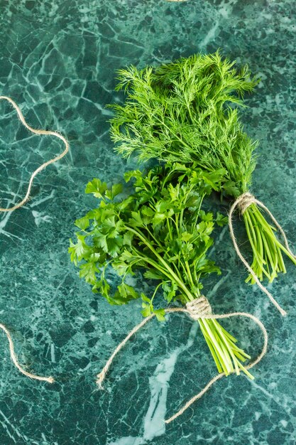 Photo aneth frais du jardin et herbes persillées. vue de dessus