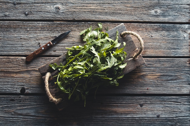 Photo aneth frais du jardin sur la vieille planche de bois dans un style rustique