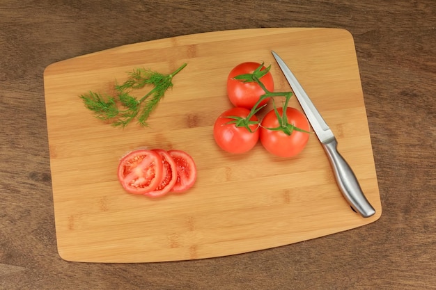 Aneth de tomate avec des herbes pour la conservation sur la vieille table en bois