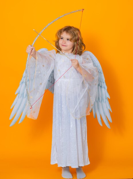 Ange avec arc et flèche saint valentin ange petit cupidon enfant enfant ange avec ailes d'anges isolé sur