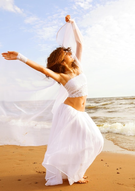 Ange blanc sur la plage