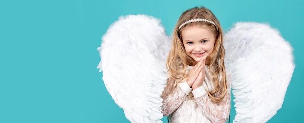 Ange enfant bannière studio isolé fond beau petit ange fille debout avec vos bras cl