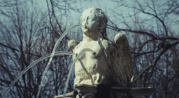 Ange, fontaines d'eau avec sculptures mythologiques dans les jardins du Palais d'Aranjuez en Espagne