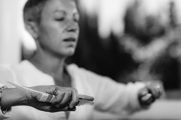 Photo ange gardien vertu main d'un guérisseur spirituel tenant un cristal avec une plume blanche