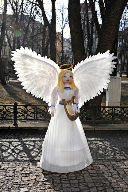 Ange de Noël aux cheveux dorés, décoration du Nouvel An dans le parc.