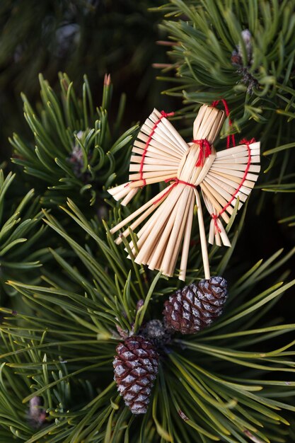 Ange de paille dans un sapin de Noël Décorations de Noël en ange de Noël en paille