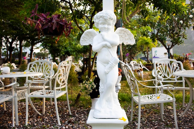 Photo angel figure europe style et mobilier de décoration de jardinage extérieur dans le parc de jardin à l'hôtel de villégiature en plein air à la campagne rurale khlong wan village à prachuap khiri khan thaïlande