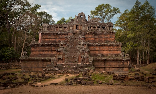 Angkor Wat est un immense complexe de temples hindous au Cambodge