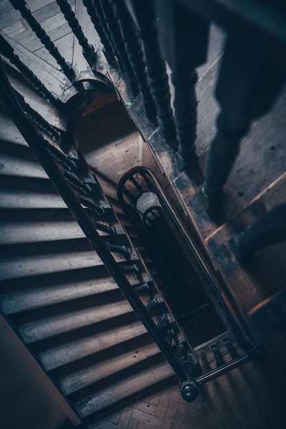 Angle élevé au-dessus de la vue vers le bas de l'ancien escalier vintage en spirale à Lviv Ukraine Europe avec personne architecture sombre motif abstrait discret