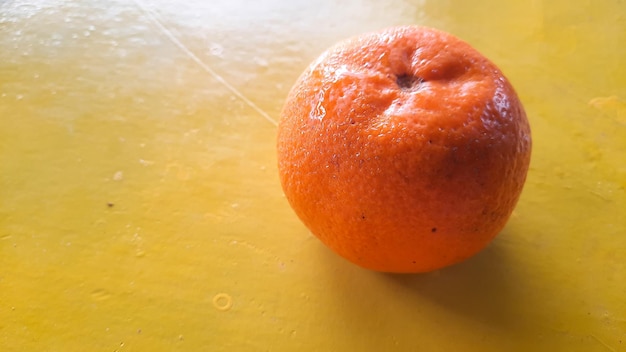 angle élevé, fruits orange frais sur fond jaune