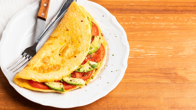 Angle élevé d'omelette aux tomates, avocat et espace copie