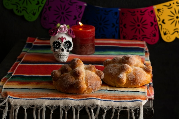 Angle élevé de pan de muerto avec bougie et crâne