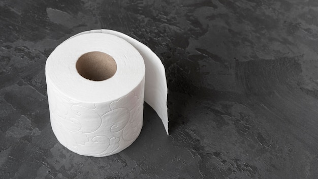 Angle élevé de papier toilette avec espace copie