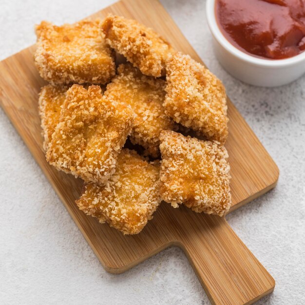 Angle élevé de pépites de poulet frit avec sauce