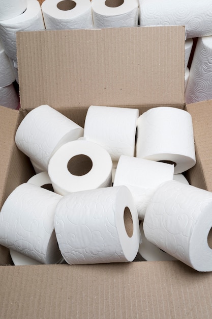 Angle élevé de rouleaux de papier toilette dans une boîte en carton