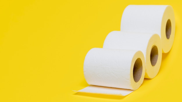 Angle élevé de trois rouleaux de papier toilette avec espace copie