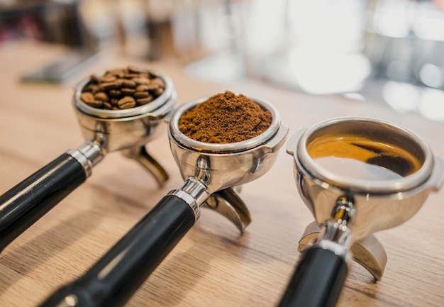 Angle élevé De Trois Tasses De Machine à Café Avec Différentes étapes De Café