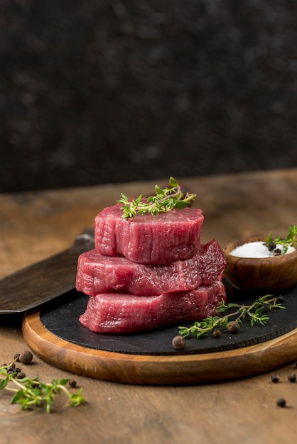 Photo angle élevé de viande empilée avec des herbes et copie espace