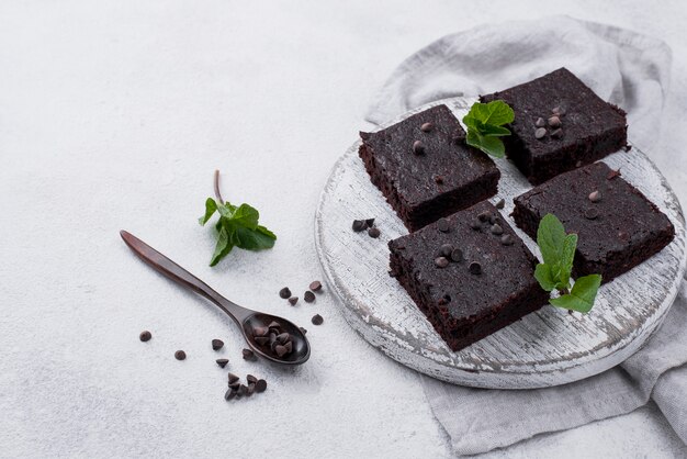 Photo angle de gâteau élevé avec cuillère et menthe