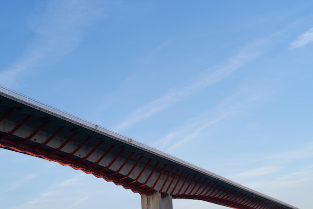 Angle inférieur du pont de Los Santos avec des silhouettes de personnes Ribadeo Asturias Galice