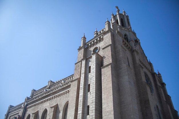 Photo angle latéral de l'immense église