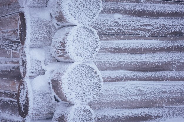 Angle De Maison En Rondins Dans Le Gel. Hiver Dans Le Village De Montagne. Tonification Des Couleurs. Faible Contraste