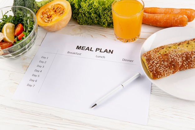 Angle de repas élevé avec salade et pain