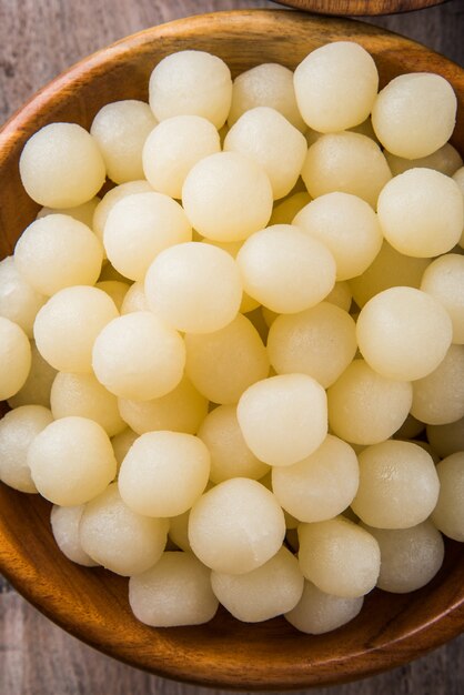 Angoori ou mini Rassgulla ou Rosogolla, célèbre recette sucrée bengali pour le festival Navaratri