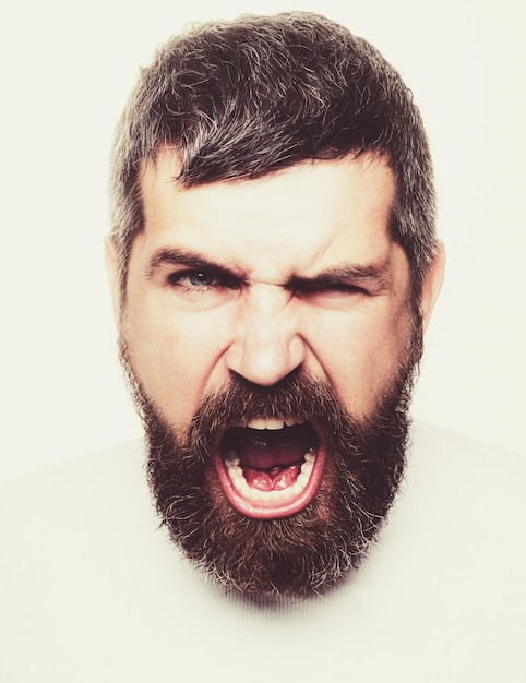 Angry Barber avec une longue barbe et moustache dans un salon de coiffure barbu agacé en colère crier l'expression du visage stressant