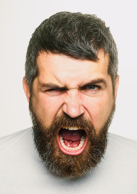 Angry Barber avec une longue barbe et moustache dans un salon de coiffure barbu agacé en colère crier l'expression du visage stressant