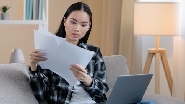 Angry a souligné la femme d'affaires asiatique professeur d'internet pigiste patron fille vidéoconférence appelant