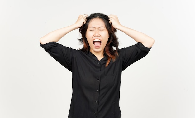 Angry a souligné et tirer les cheveux de belle femme asiatique isolé sur fond blanc