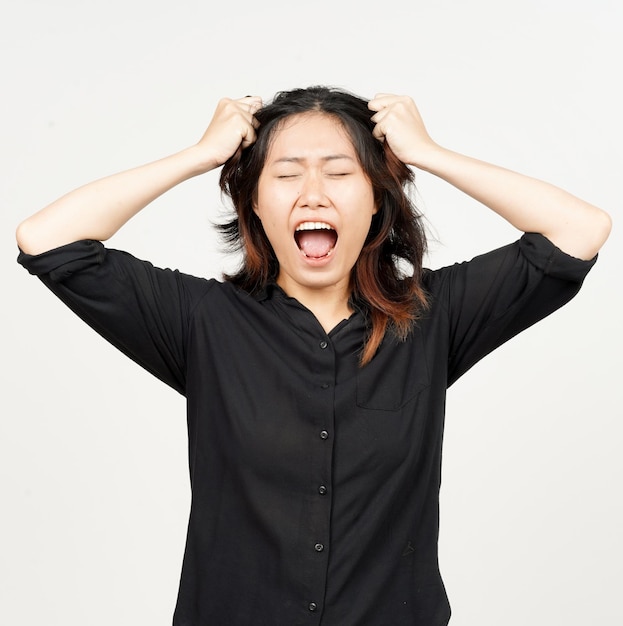 Angry a souligné et tirer les cheveux de belle femme asiatique isolé sur fond blanc