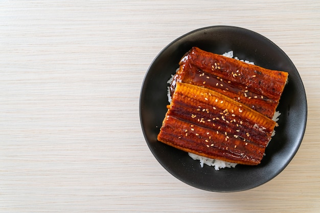 Anguille japonaise grillée avec bol de riz