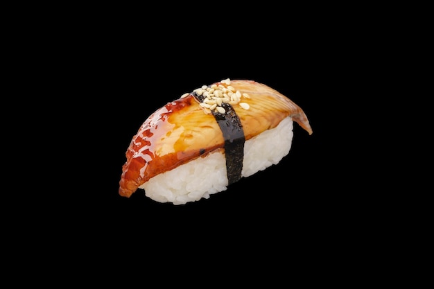 Anguille de sushi nigiri fumée, sauce unagi, graines de sésame isolées