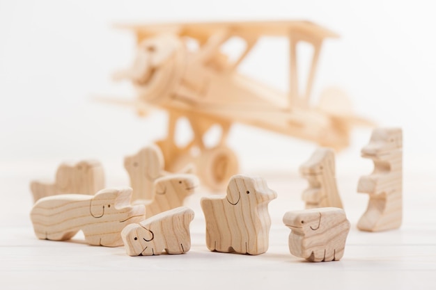 Animal jouet en bois mignon sur fond blanc jouets minuscules et faible profondeur de champ