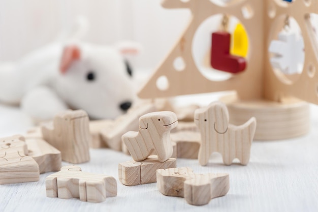 Animal jouet en bois mignon sur planche de bois blanc jouets minuscules et faible profondeur de champ