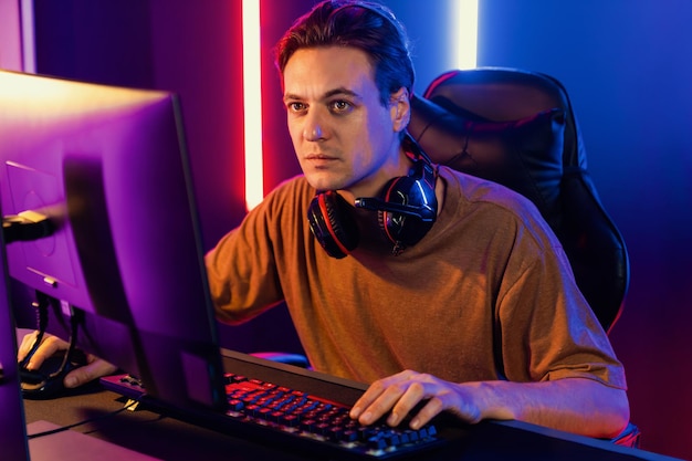 L'animateur de la chaîne Smart Streamer joue à un jeu en ligne pour être le gagnant Pecuniary