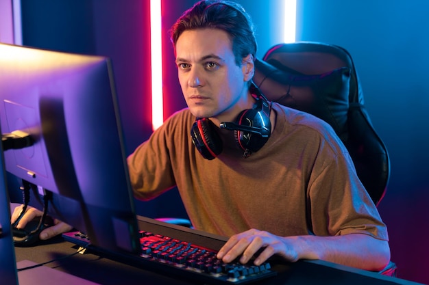 L'animateur de la chaîne Smart Streamer joue à un jeu en ligne pour être le gagnant Pecuniary