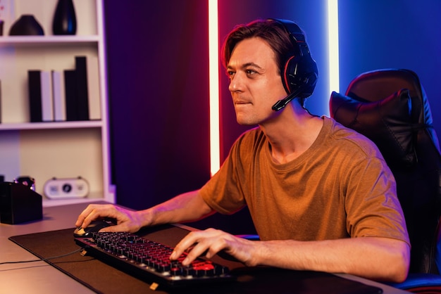 L'animateur de la chaîne de streaming intelligent joue à un jeu en ligne pour être le gagnant pécuniaire