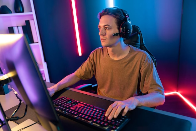 L'animateur de la chaîne de streaming intelligent joue à un jeu en ligne pour être le gagnant pécuniaire