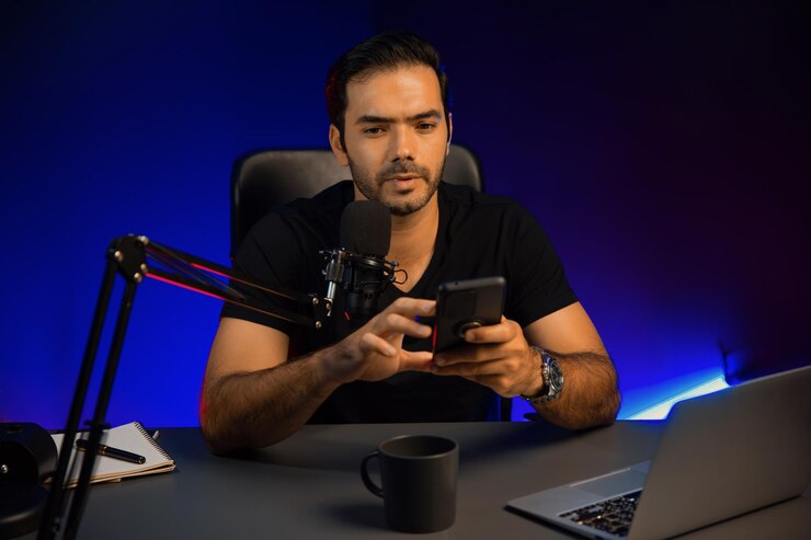 Photo l'animateur parle à l'auditeur, vérifie le message du téléphone.